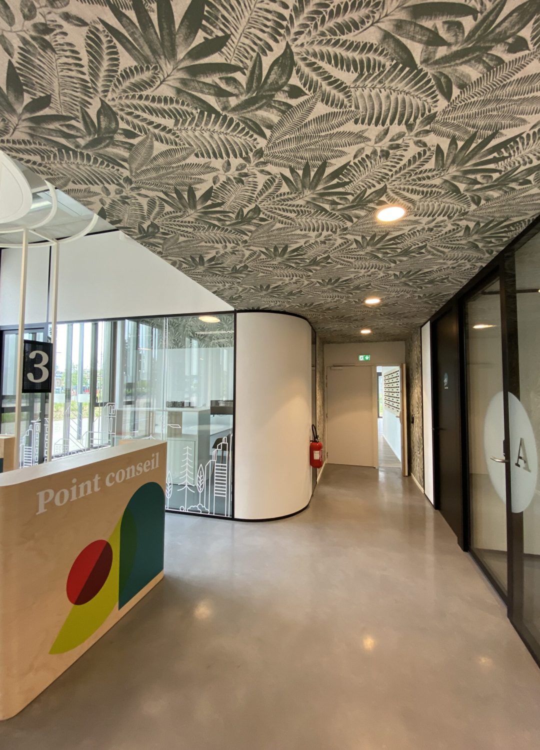 Pose de papier peint sur plafond dans la circulation